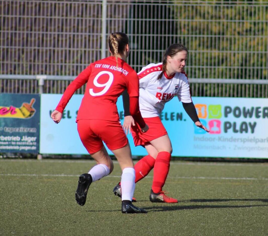 Mona Jäger beim Fußball spielen